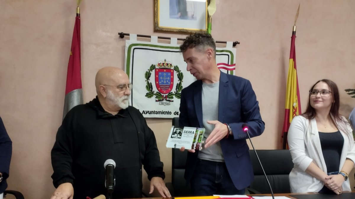 Manuel Sierra recibe el reconocimiento de manos de Mario Rivas