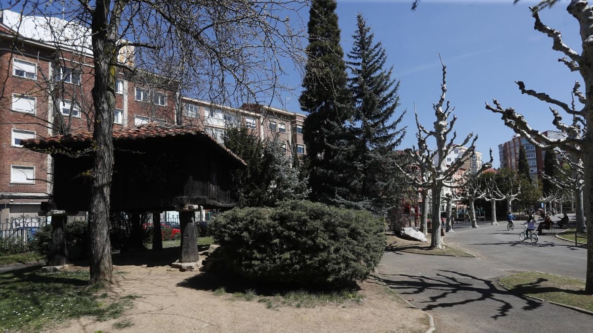 Hórreo del siglo XVIII procedente de Pedrosa del Rey que se salvó del pantano y se recolocó en el Parque de los Reyes.