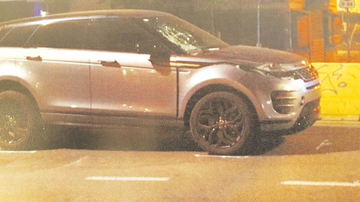 El Range Rover con el cristal roto donde impactó la estudiante ponferradina cuando cruzaba un paso de cebra