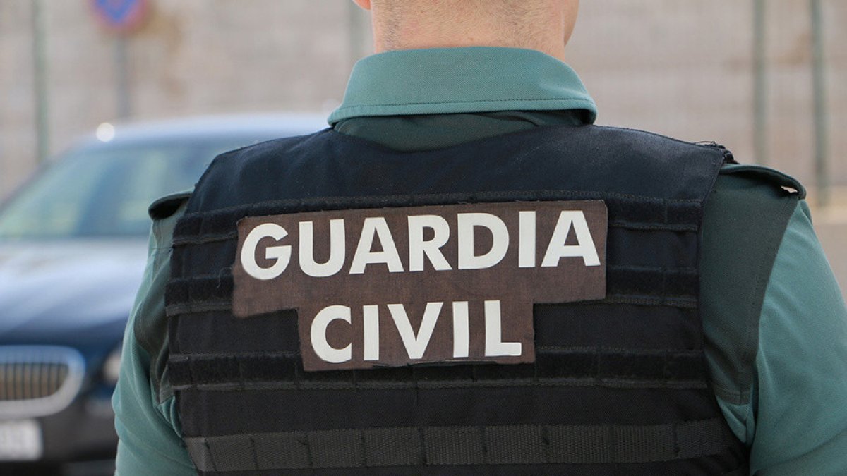 Archivo - Un agente de la Guardia Civil, de espalda.