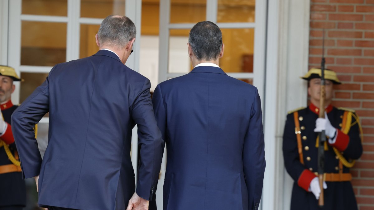 El presidente del Gobierno, Pedro Sánchez (d), recibe este jueves al canciller de Alemania, Friedrich Merz, en el Palacio de la Moncloa.