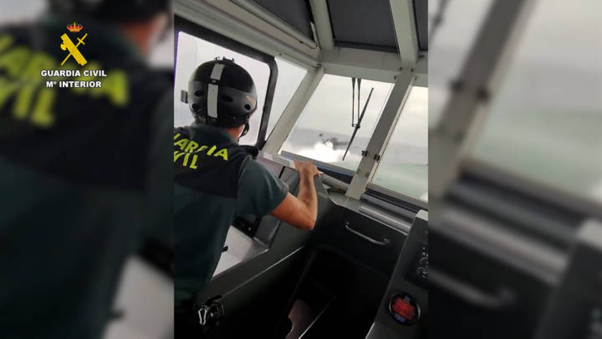 Imagen de archivo de un guardia civil en la patrullera de lucha contra el narcotráfico