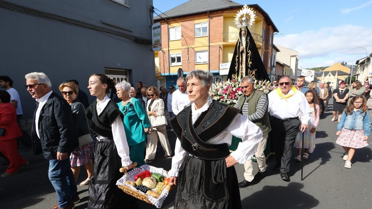 Camponaraya cumplió con la tradición festiva y sacó en procesión a la patrona la Virgen de la Soledad con las ofrendas.