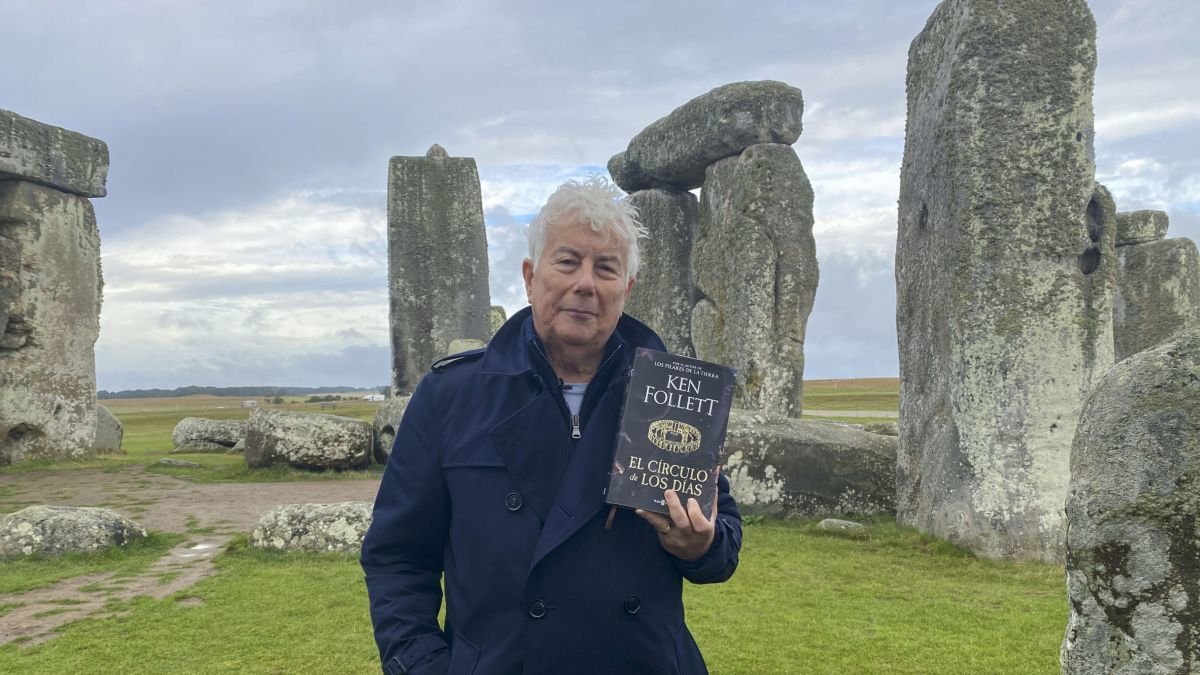 El escritor británico Ken Follet en el círculo megalítico de Stonehenge.