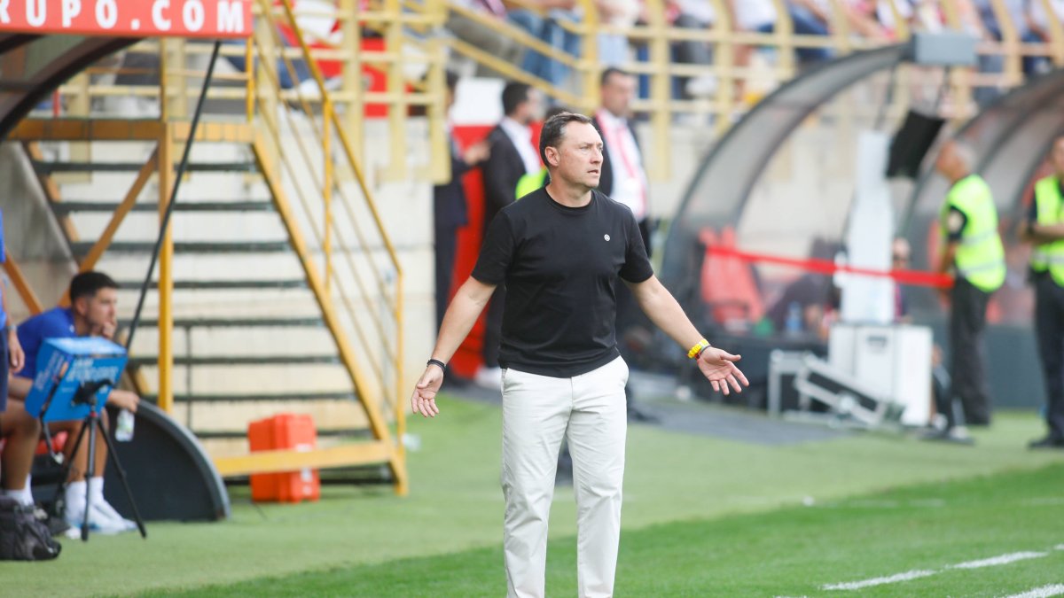 Llona gesticula en el partido Cultural-CD Castellón.