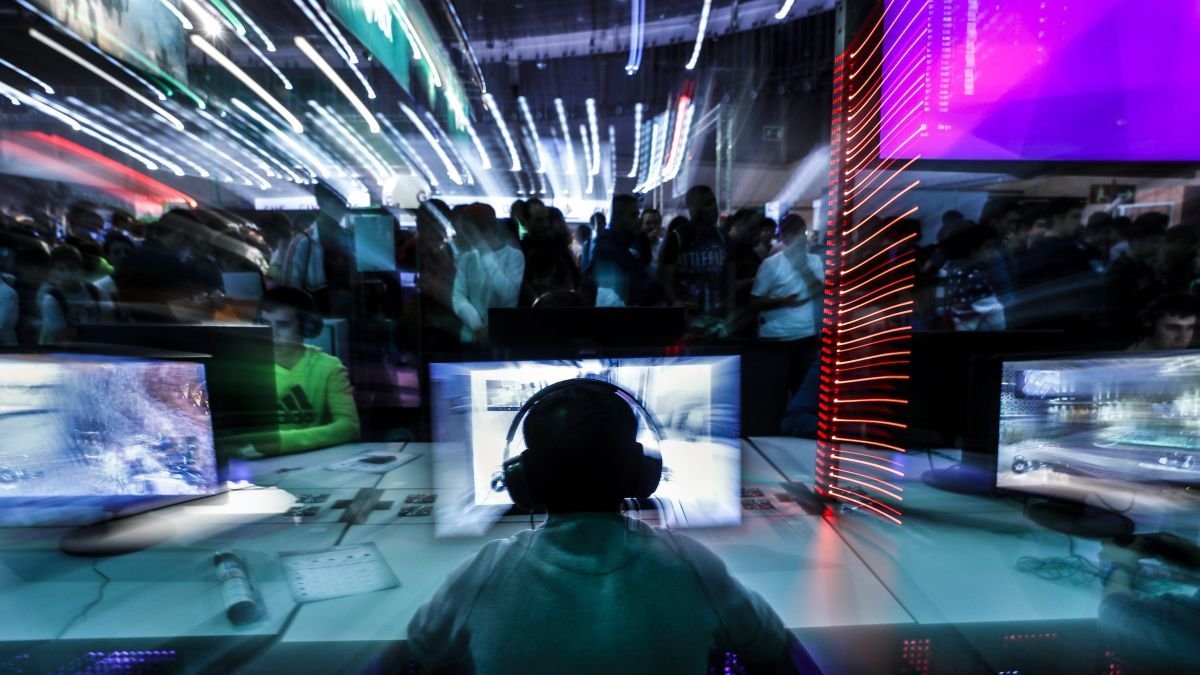 Un menor juega ante el ordenador.