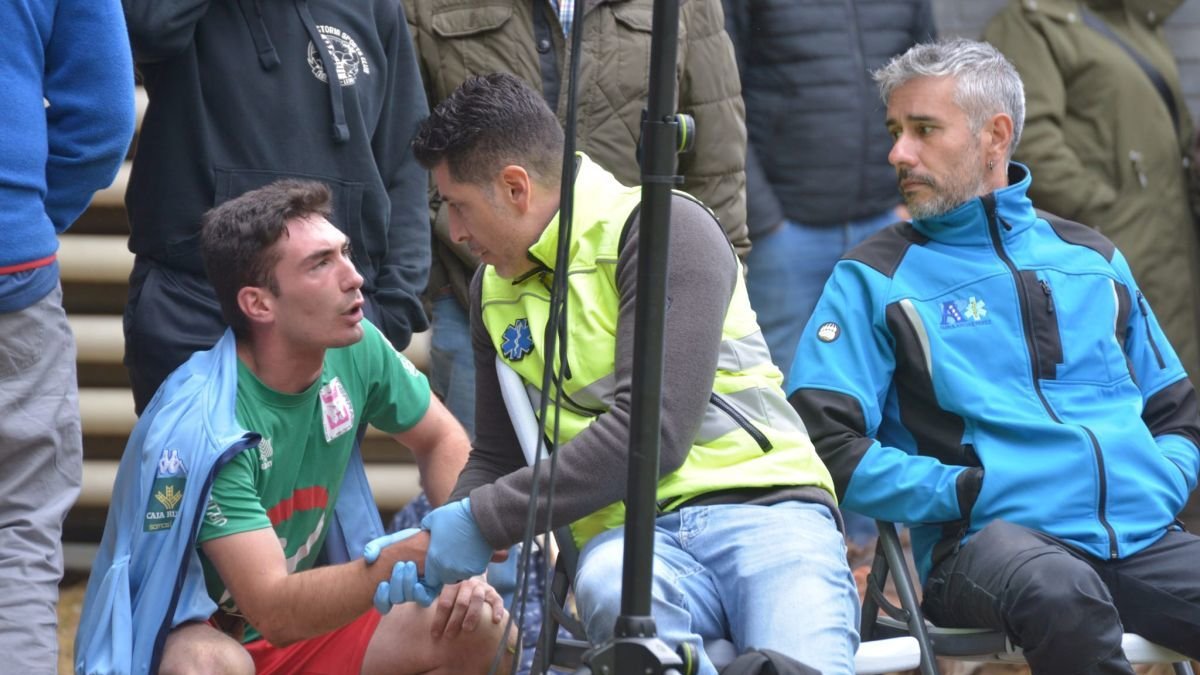 Carlos Mondelo dialoga con el médico sobre su lesión en el corro de Manzaneda de Torío.