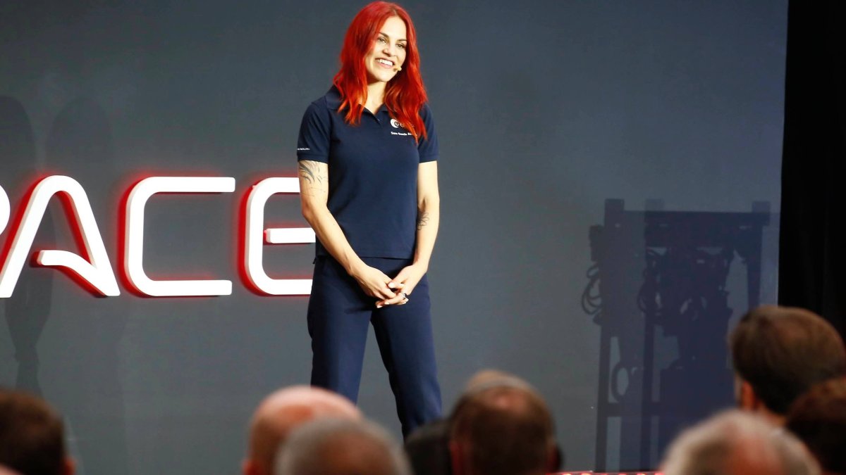 Sara García Alonso, astronauta de reserva de la ESA, en la presentación de la experiencia BEYOND de PLD Space en Elche (Alicante), donde se mostraron los planes para el cohete Miura 5, en octubre de 2024.