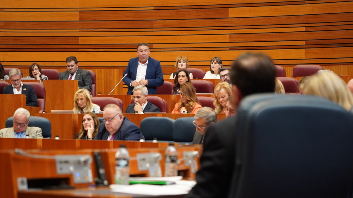 Intervención en las Cortes del portavoz de UPL Luis Mariano Santos, en una imagen de archivo