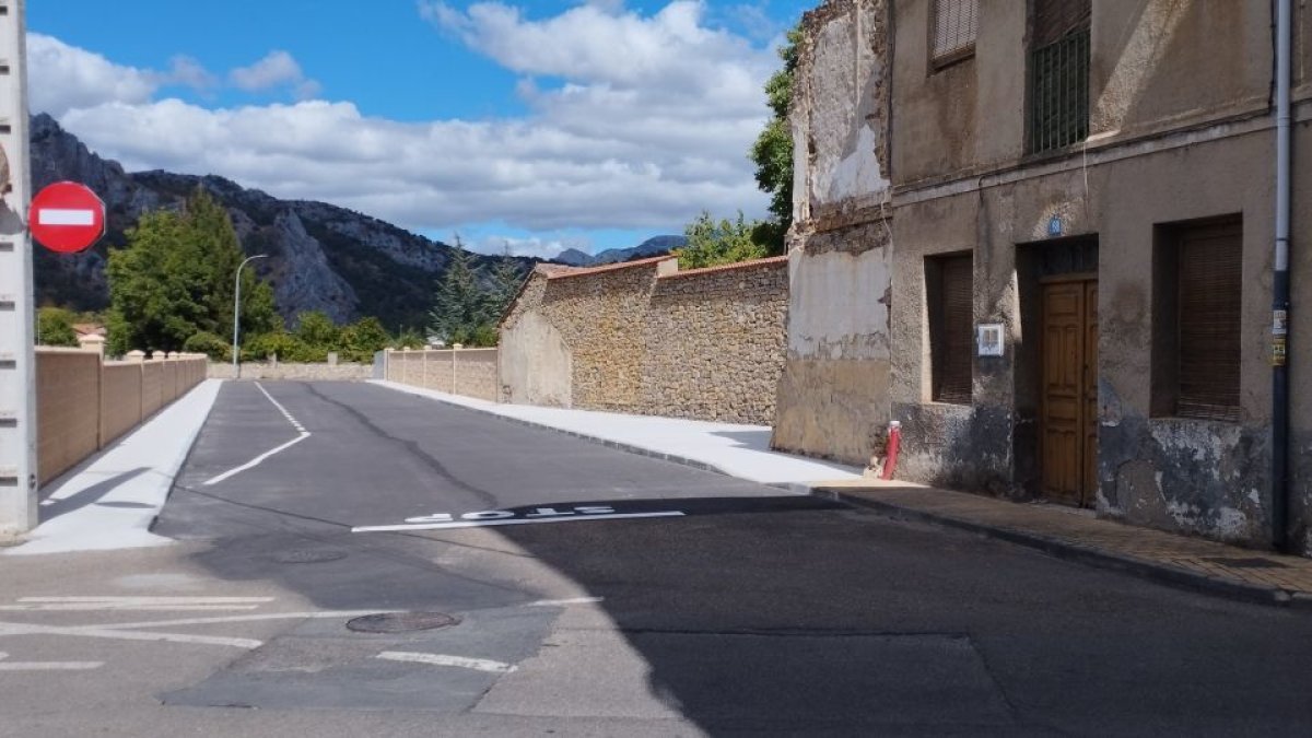 Nueva calle en Cistierna que da salida a la zona del Correos y el Centro de salud.