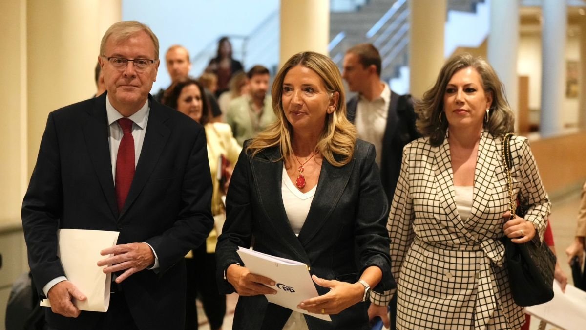 El senador leonés Antonio Silván, la portavoz del PP en el Senado Alicia García y la senadora del PP por León Asun Mayo ayer, en la Cámara alta.