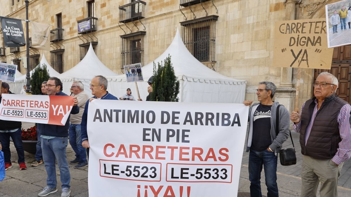 Protesta de los vecinos ante la Diputación de León.