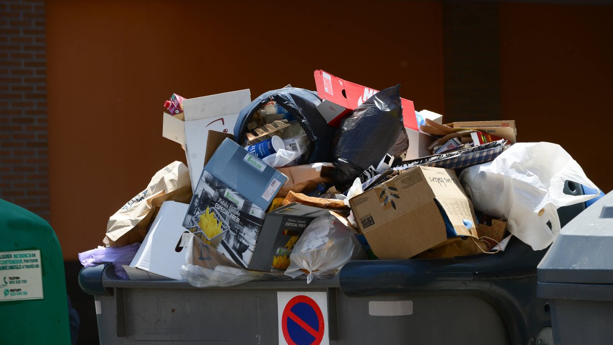 La tasa se justifica en la prestación del servicio de recogida y tratamiento de basura.