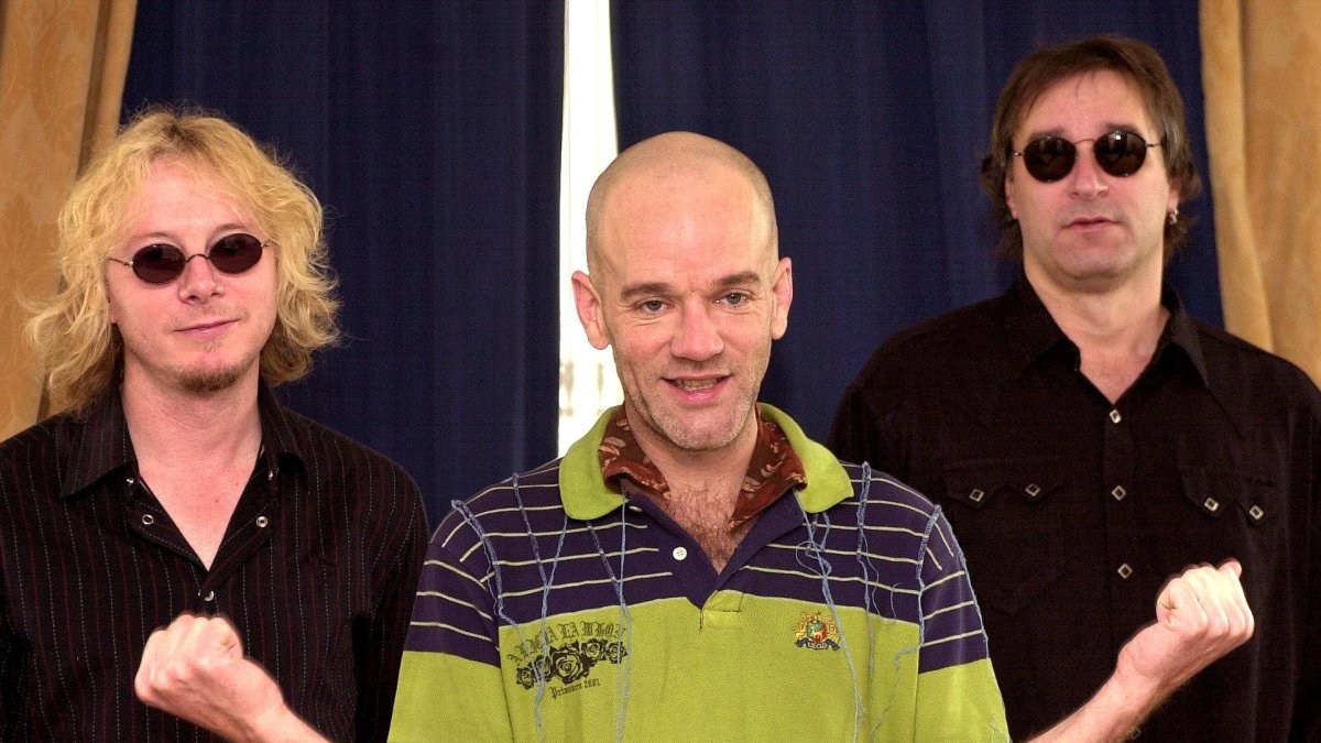 Los miembros del grupo REM, Mike Mills, Michael Stipe y Peter Buck, de izquierda a derecha.