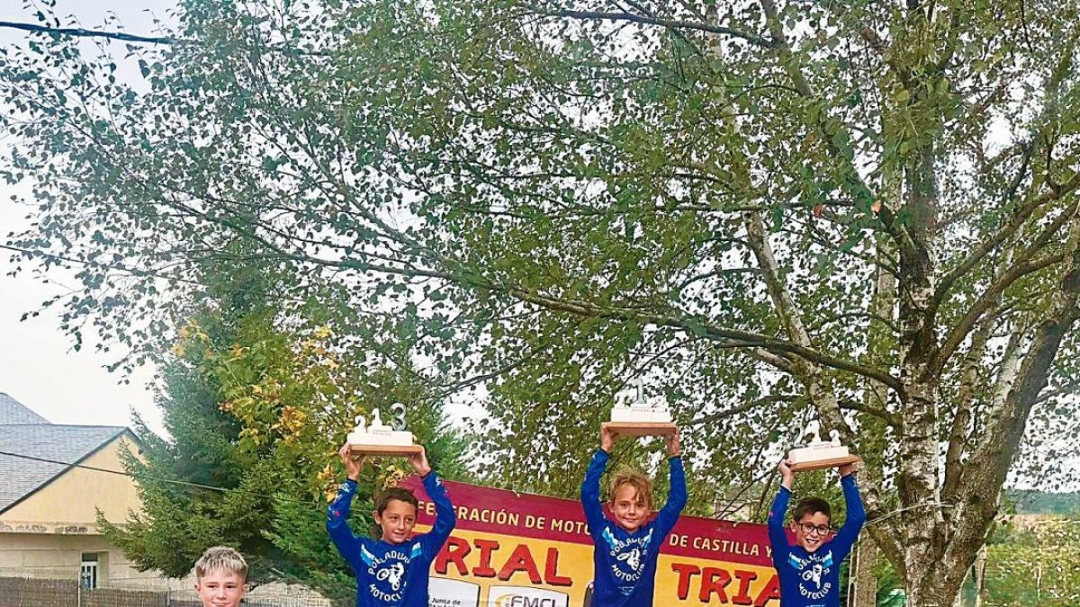 Podio de la categoría TR B con Lucas Fernández, Christian López y Enzo Álvarez.