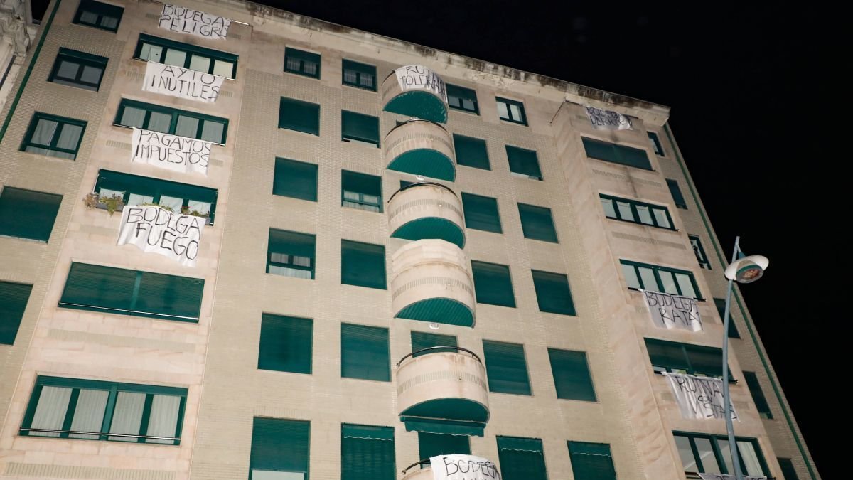 Los vecinos de Paseo de Salamanca 1 cubrieronsu fachada con 10 pancartas de tela para que se vean desde Ordoño.