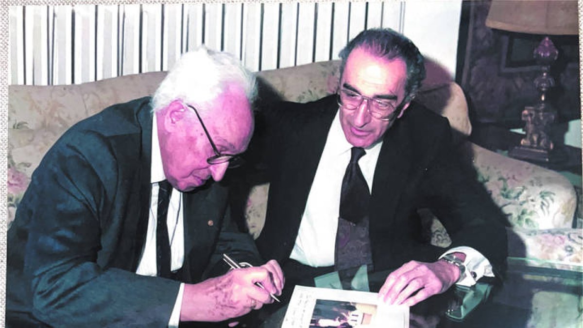 Severo Ochoa, en 1992, con el presidente del Colegio de Médicos de León, Salustiano López-Contreras