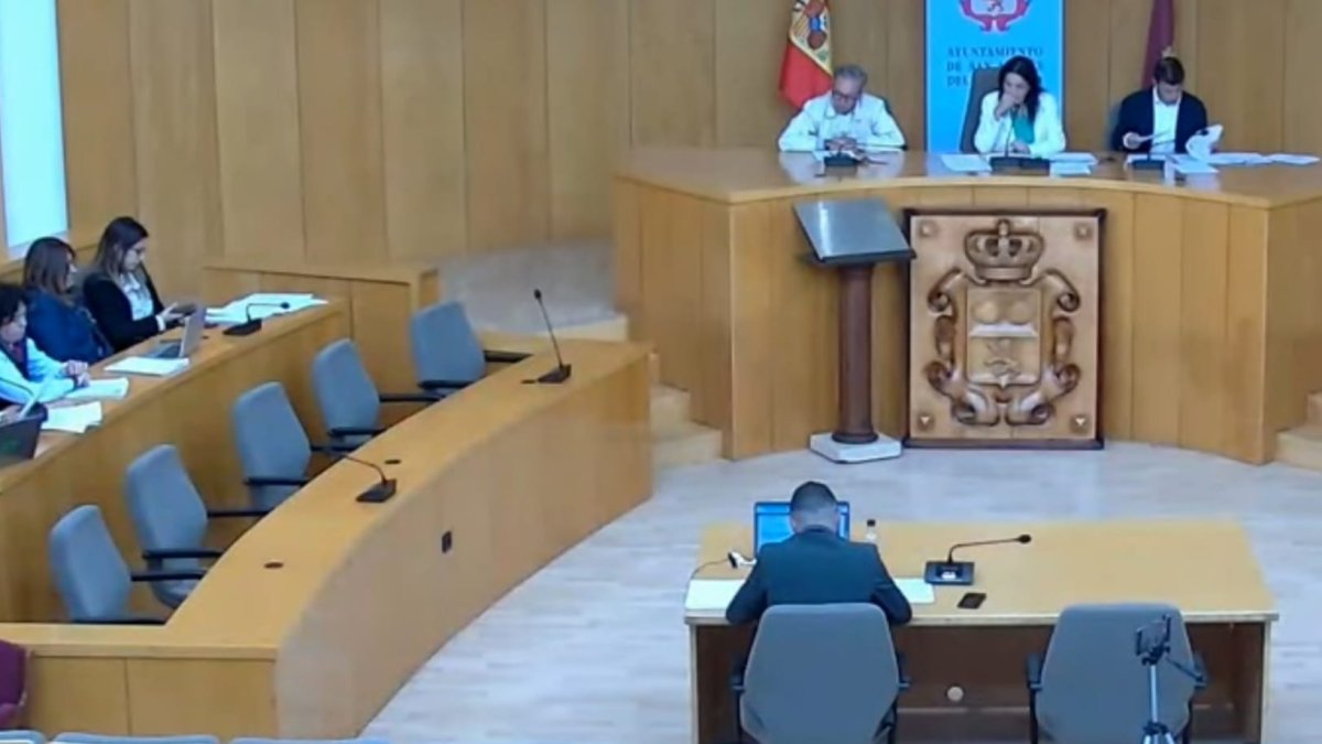 Los asientos vacíos de los ediles del PP que abandonaron el salón de plenos en el Ayuntamiento de San Andrés