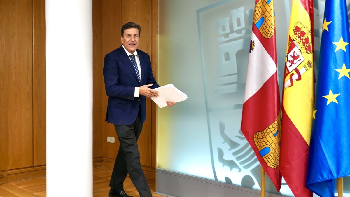 El portavoz de la Junta y consejero de Economía y Hacienda, Carlos Fernández Carriedo, comparece en rueda de prensa posterior al Consejo de Gobierno de la Junta.