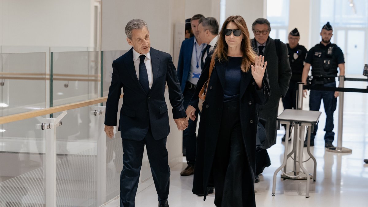 El expresidente francés Nicolás Sarkozy a su llegada al tribunal junto a su pareja, Carla Bruni.