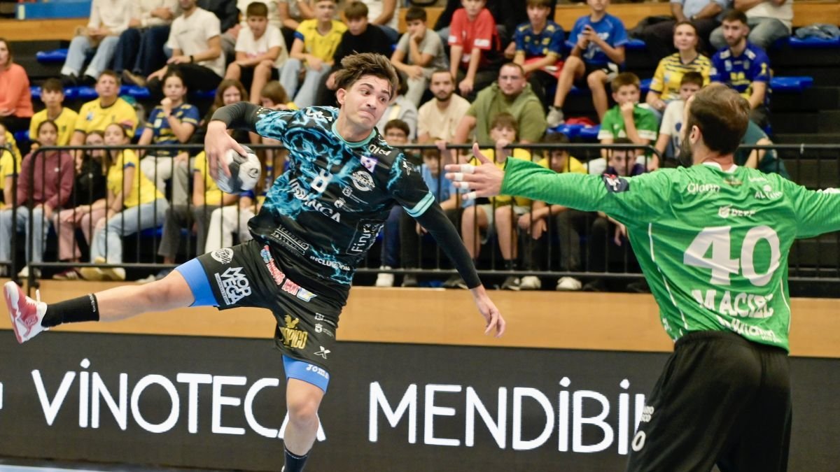 Darío Sanz en una acción de ataque del Abanca Ademar. El extremo anotó un gol frente al Bidasoa en Irún.