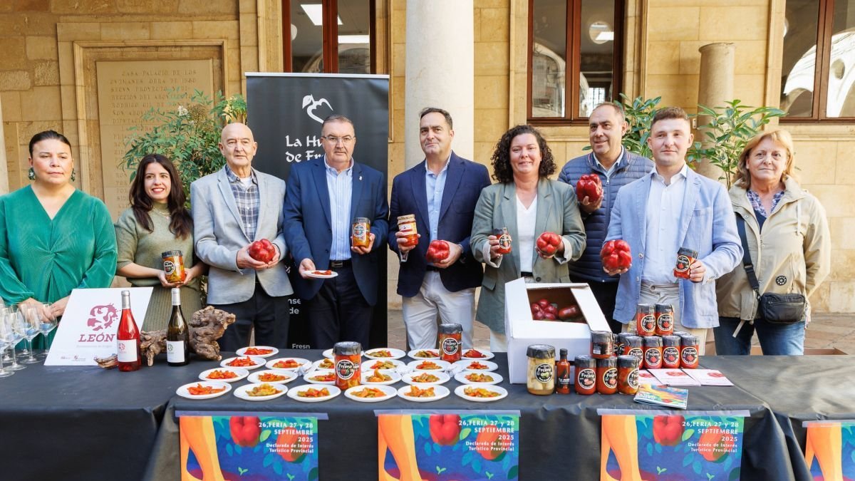 La Feria del Pimiento se presentó en el Palacio de los Guzmanes con una degustación de las conserveras locales y vinos de la DO León.