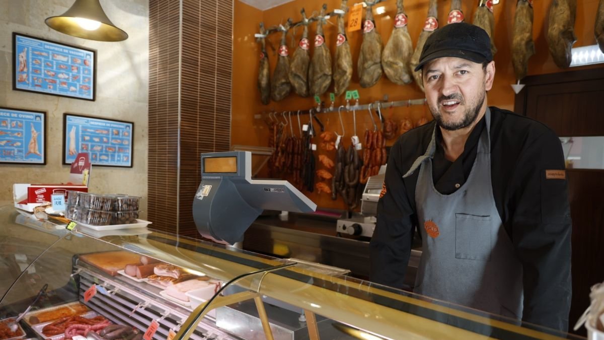 La Carnicería Madera es todo un referente en el sector por la calidad de sus materias primas y profesionalidad. Desde hace casi medio siglo en la calle Villa Benavente de León y para clientes de toda España. Su aval se lo dan los clientes que degustan y disfrutan de sus productos todo el año.
