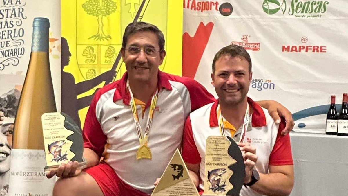 Francisco Javier Lafuente y José Manuel Juan Cifuentes con sus trofeos de campeones de España.