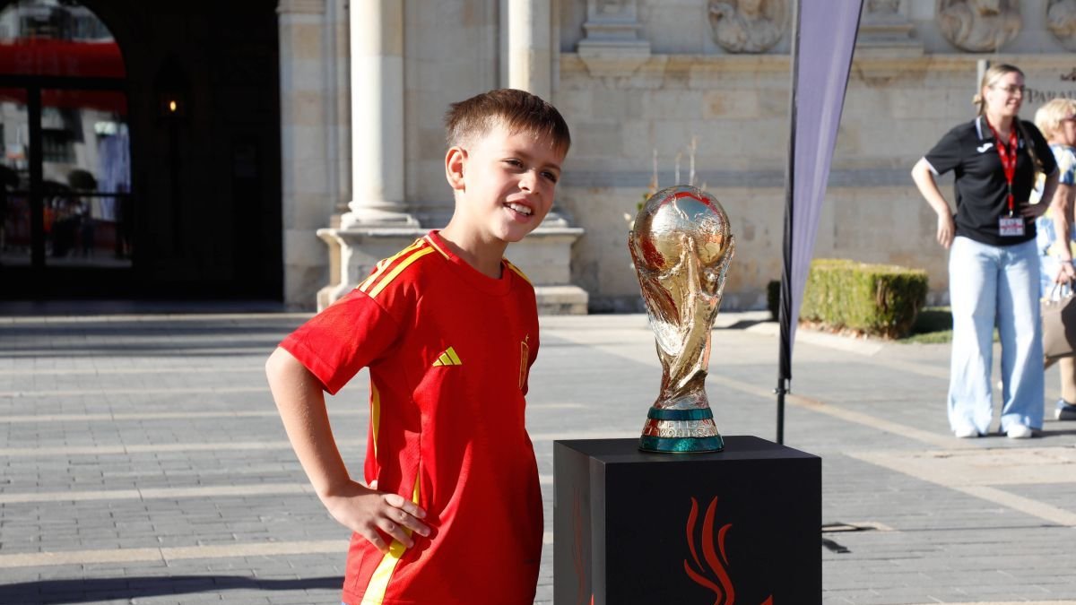 Uno de los cientos de niños que pudieron fotografiarse junto a la Copa del Mundo.