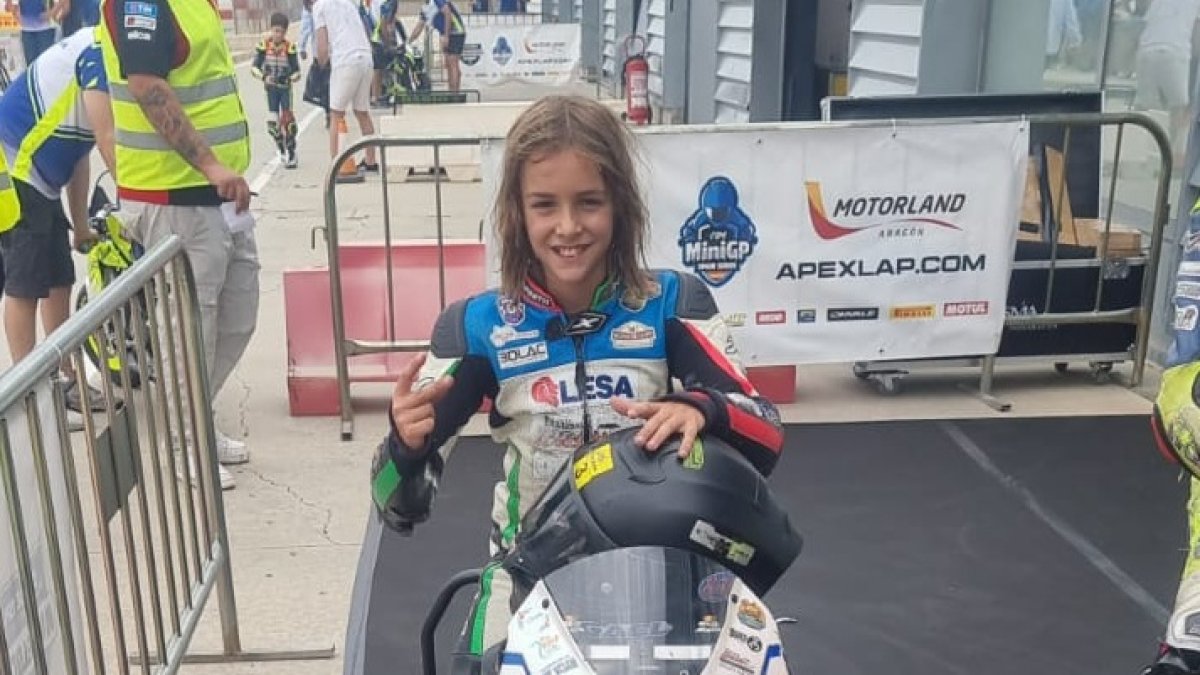 Gael García Melgar celebra su segunda posición en Alcañiz.