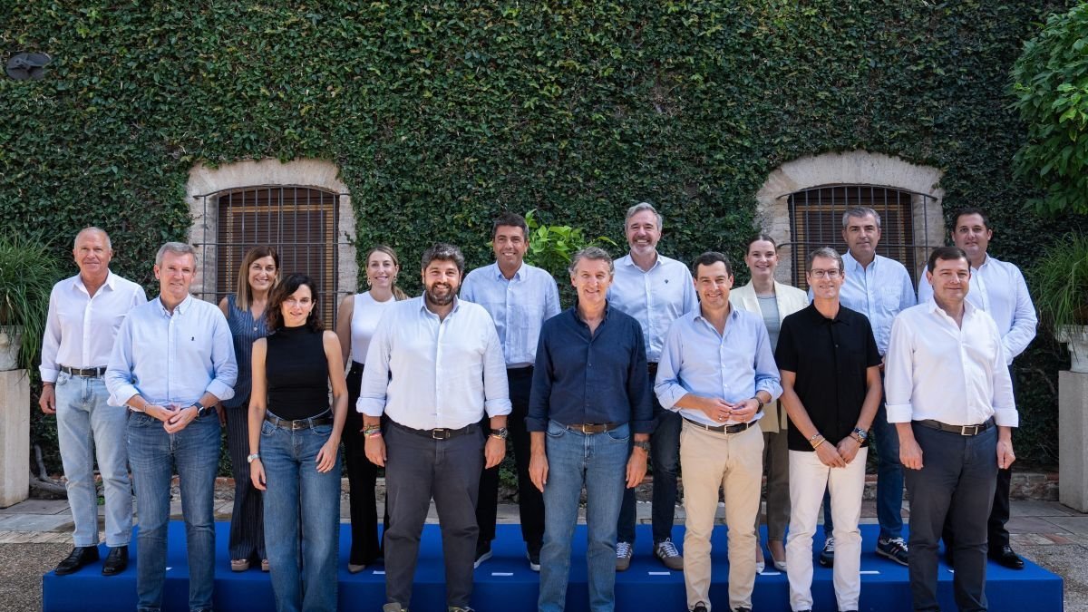 Imagen de Alberto Núñez Feijóo con los barones del PP, ayer en Murcia.