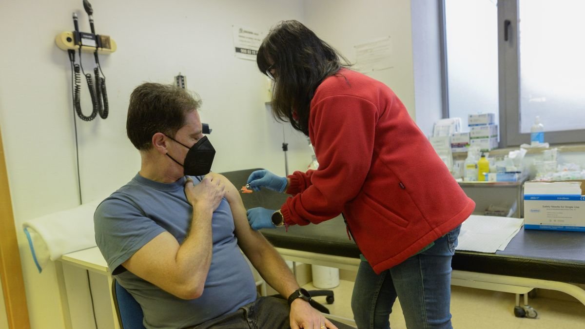 Vacunación de un paciente de riesgo en el centro de salud de Eras la campaña pasada.