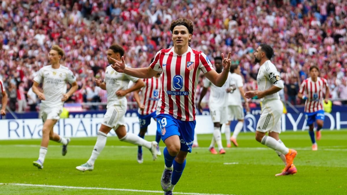 Julián Álvarez celebra uno de sus dos goles en la goleada rojiblanca frente al Real Madrid.