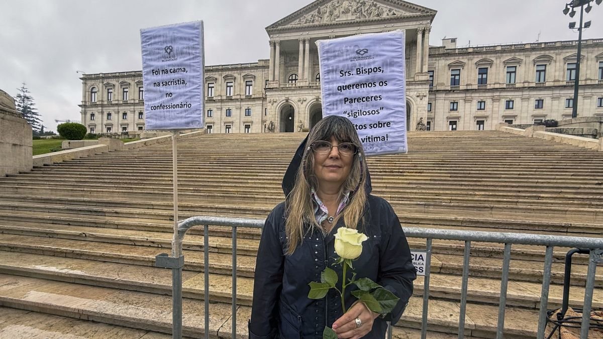 Una víctima enarbola la simbólica rosa blanca.