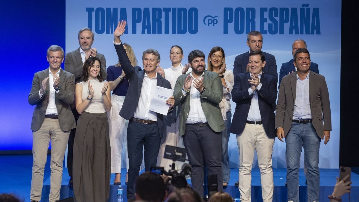El presidente del PP, Alberto Núñez Feijóo acompañado por los presidentes de Comunidades Autónomas del PP.