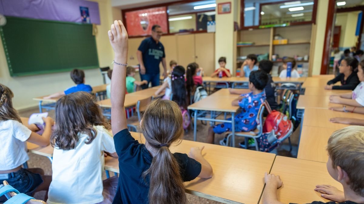 Un docente con sus alumnos durante una de las clases.