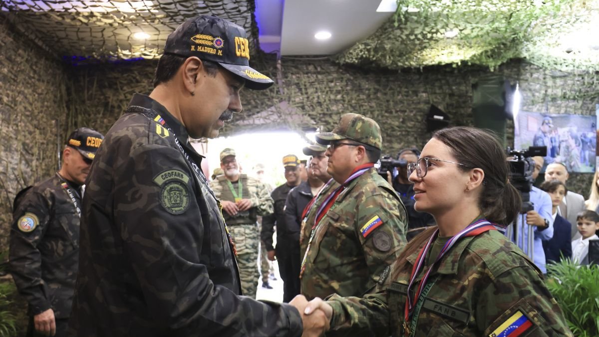 Nicolás Maduro con una soldado venezolana.