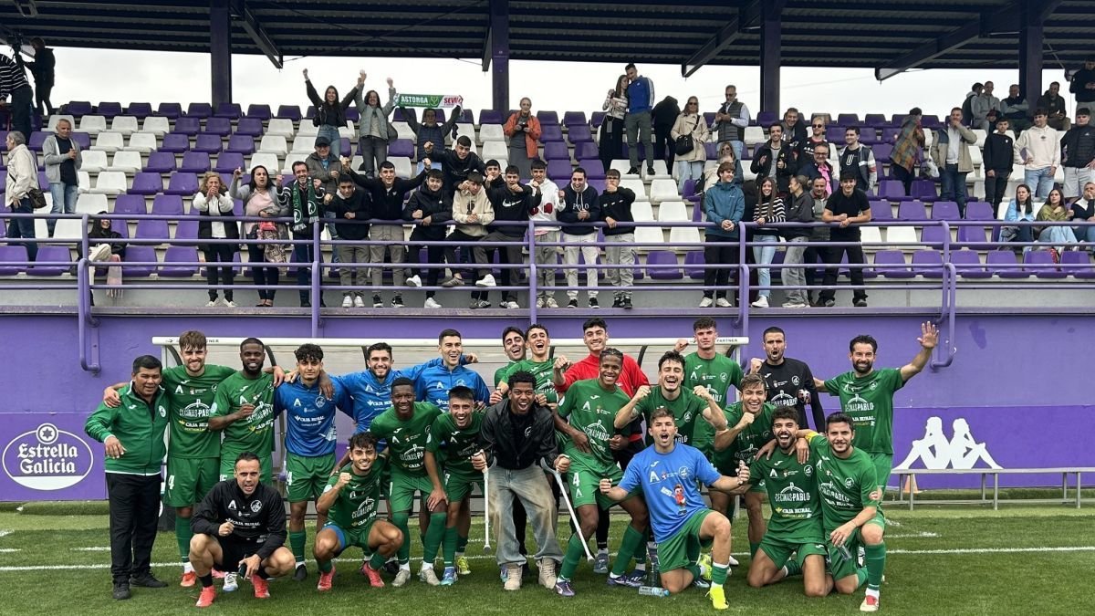 Los jugadores del Atlético Astorga celebran con su afición el triunfo en Valladolid.