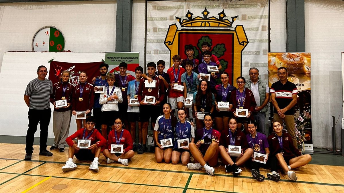 Foto de familia de los participantes con las autoridades encabezadas por el alcalde de Astorga, José Luis Nieto, y el concejal Julián García.