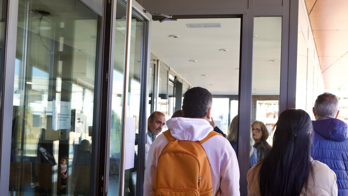 Esperas a la entrada del centro de salud.