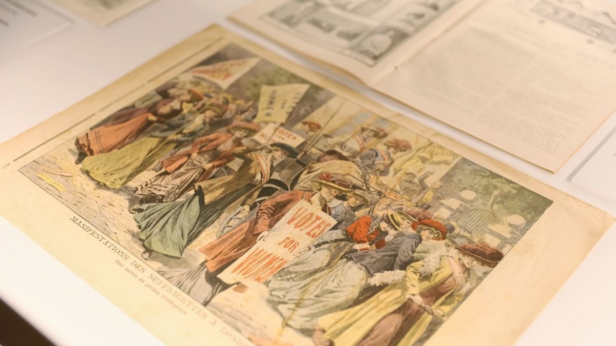 Ilustración sobre una manifestación sufragista en la exposición ‘La Conquista del Voto’.