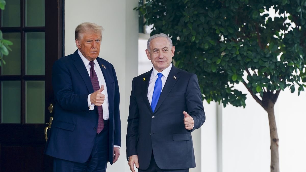 Donald Trump recibe a Benjamin Netanyahu cuando llega al Ala Oeste de la Casa Blanca.