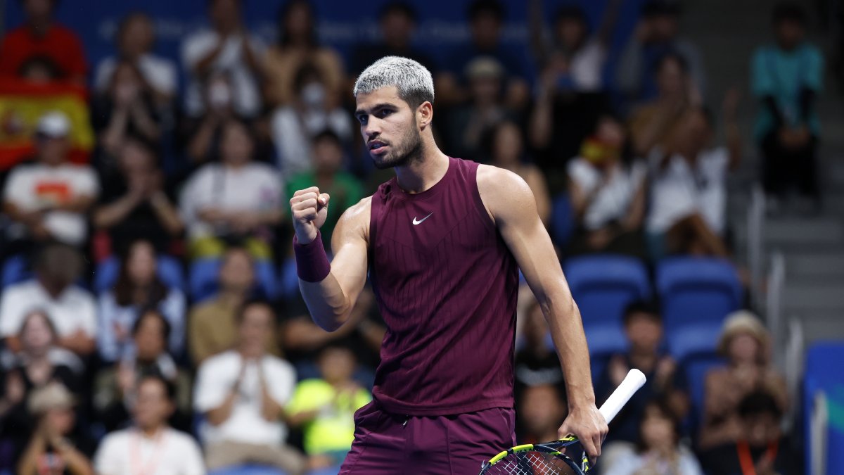 Carlos Alcaraz celebra su triunfo en la final del torneo de Tokio.