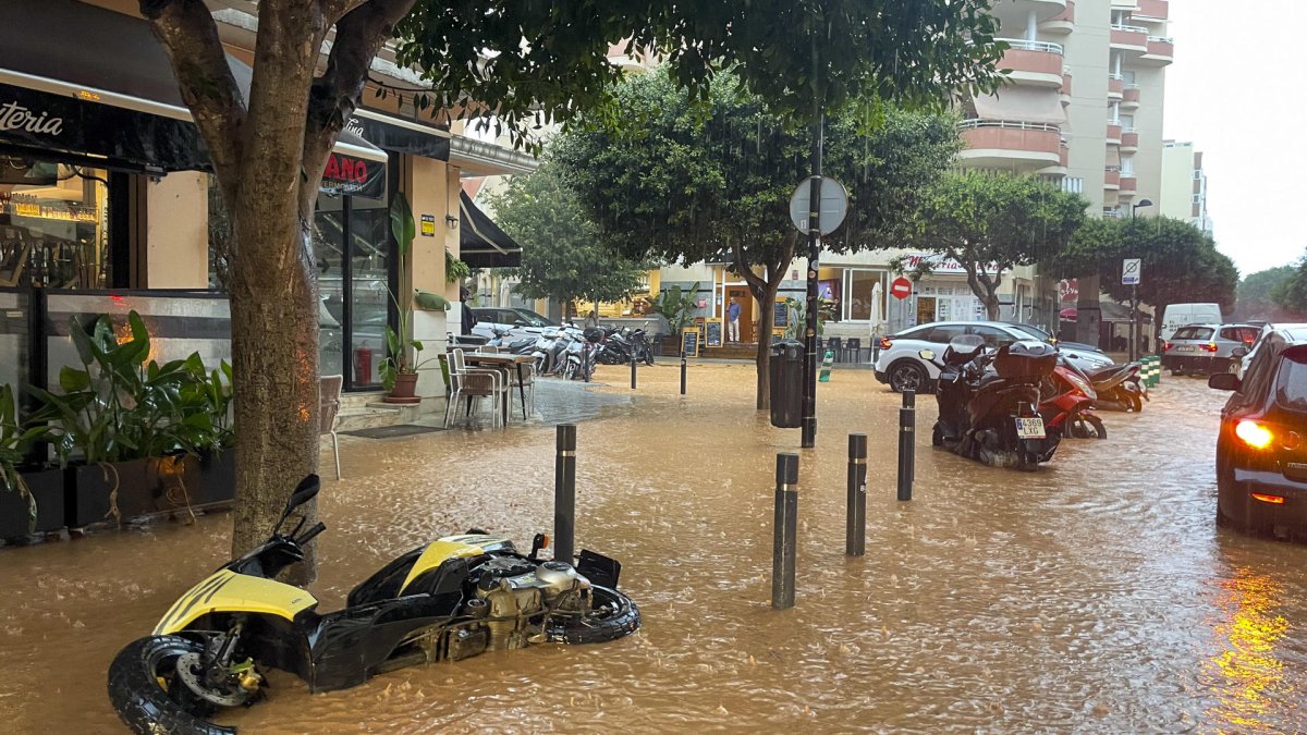 Vista general de las calles anegadas en Ibiza debido a las intensas lluvias.