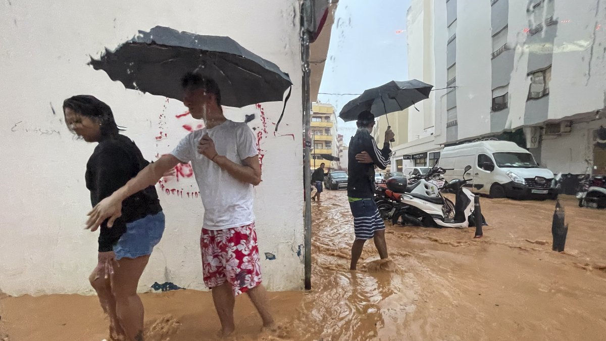 Vista general de las calles anegadas en Ibiza debido a las intensas lluvias.