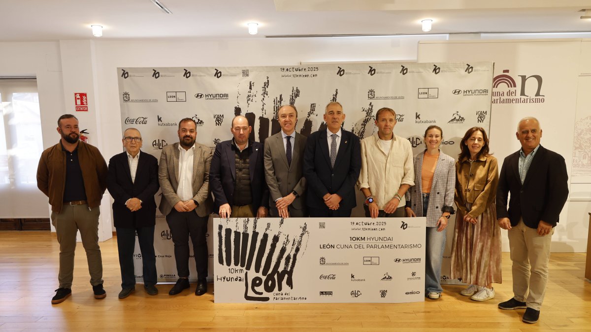 Foto de familia de la presentación de los 10K de León.
