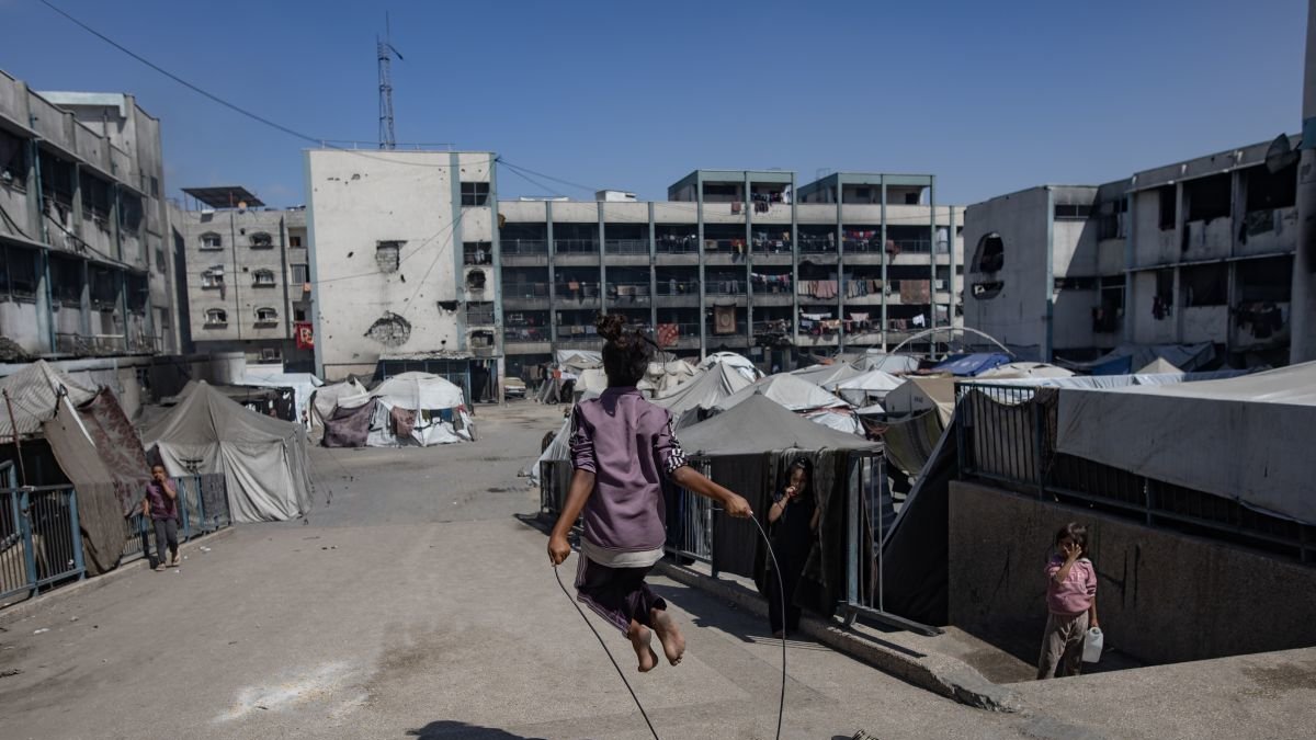 Una niña salta la comba en el emplazamiento de un colegio de la UNRWA.