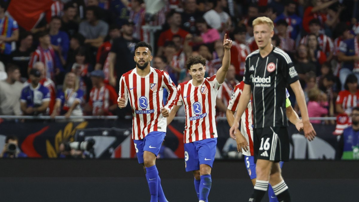 El delantero argentino del Atlético de Madrid Julián Álvarezcelebra el quinto gol del equipo rojiblanco.