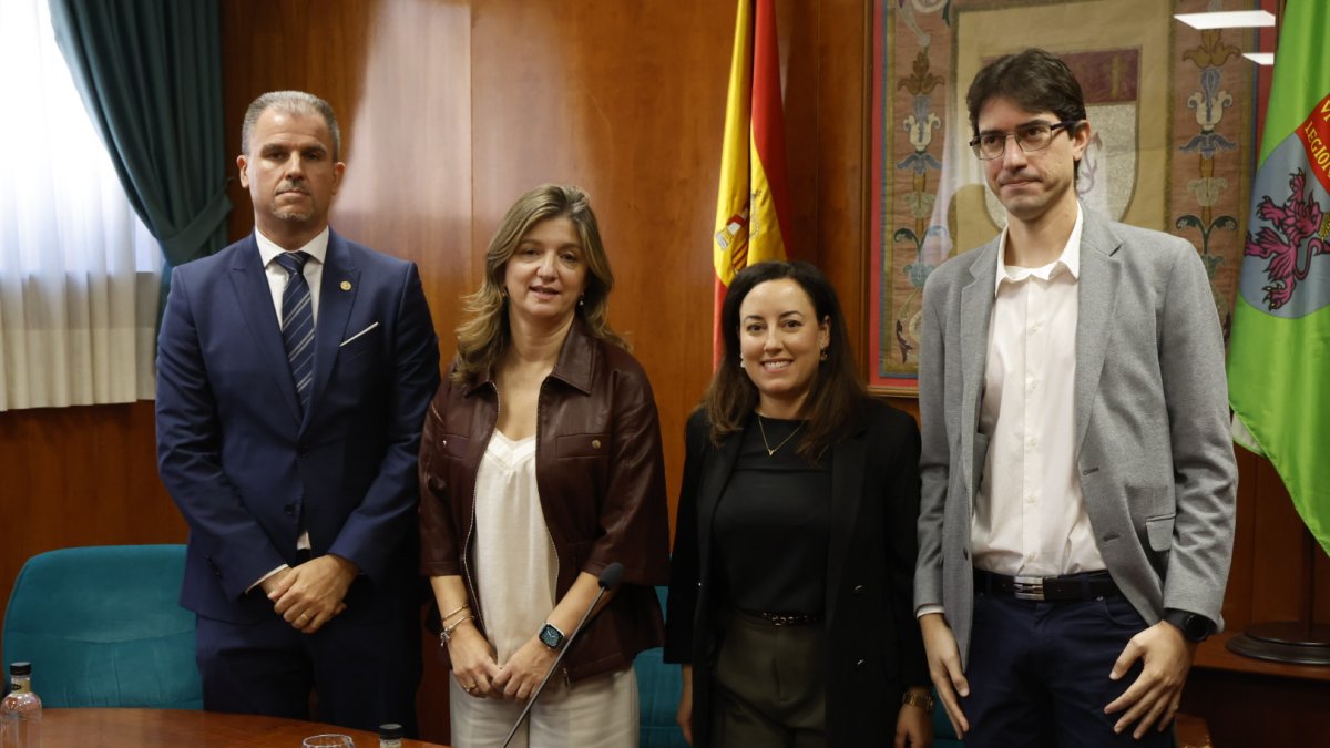 Julio Abad, Nuria González, Vanessa Martín y Raúl Mateos, en la lirma del convenio entre la Universidad de León con Leon Farma.