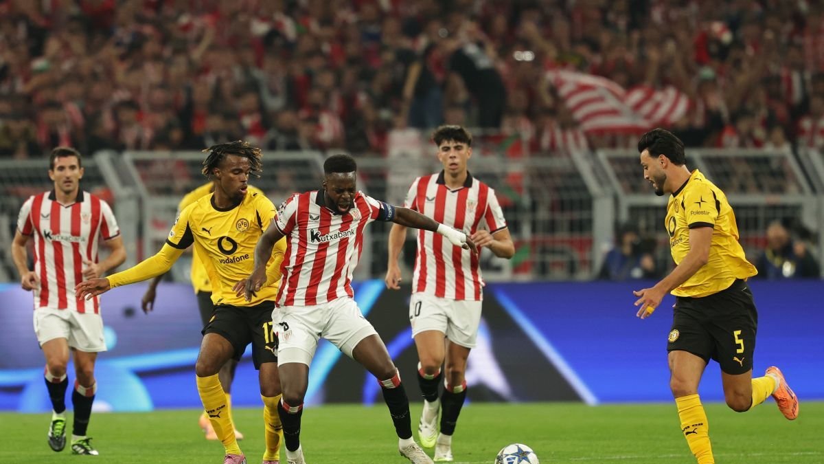 Iñaki Williams intenta irse de un adversario.